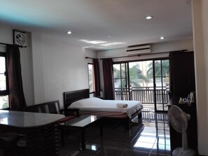 Desk, blackout curtains, free WiFi - Faa Apartment (Vientiane)