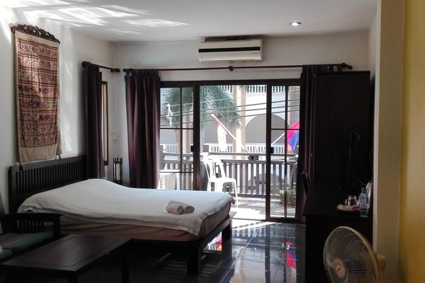 Desk, blackout curtains, free WiFi