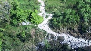 Eine kurvenreiche Bergstraße, umgeben von üppigem Grün.