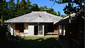 Il s’agit d’un bâtiment traditionnel, doté d’un toit recouvert de tuiles, d’une porte en bois et d’un petit porche.
