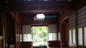 Une pièce de style japonais traditionnel, avec un sol recouvert de tatamis, une basse table en bois et des portes coulissantes dotées de panneaux shoji.