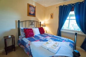 2 bedrooms, desk, iron/ironing board, free WiFi - Rubys Cottage (Penola)
