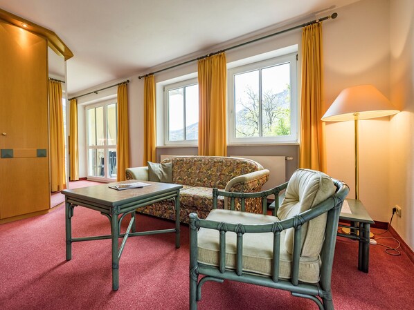 Living area - Apartment 4, 8, 10, - 2 persons with balcony or terrace, 46sqm, 1 bedroom (Bad Reichenhall)