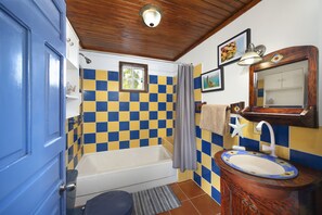 Appartement Confort, 2 chambres, vue jardin, côté jardin | Salle de bain | Douche, baignoire à jets, articles de toilette gratuits