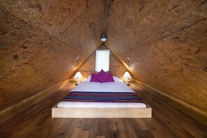 Comfort loft, 1 queensize bed | Luxe beddengoed, een kluis op de kamer, een bureau