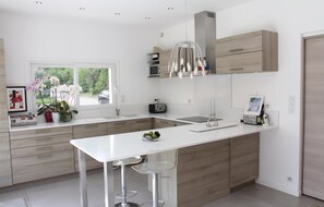 Fridge, stovetop, dishwasher, coffee/tea maker - Gorgeous home in Montélimar (Montélimar)