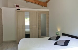 7 bedrooms, travel crib, free WiFi, bed sheets - Gorgeous home in Montélimar (Montélimar)