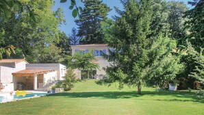 A large house with a swimming pool, surrounded by trees and a well-maintained lawn. - Gorgeous home in Montélimar (Montélimar)