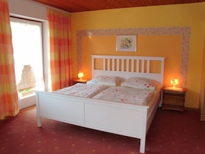 Ferienwohnung Am Hang, 3 Pers, 1 Schlafzimmer, 1 Wohnschlafzimmer, Balkon, 45 qm-Schlafzimmer