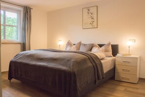 2 عدّة غرف نوم وخدمة الإنترنت وملاءات أسرّة