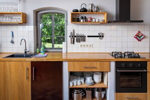 Een koelkast, een oven, een kookplaat, een vaatwasser