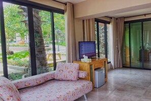 Standard Room with Pool Access | Wohnbereich | Flachbildfernseher