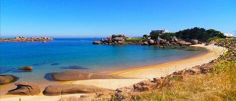 Sur la plage, chaise longue