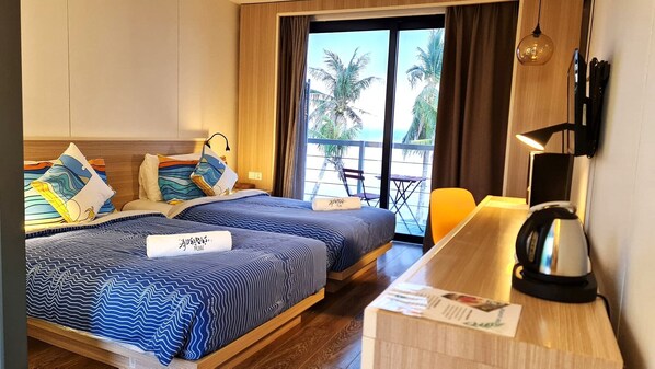 Deluxe-rum - havsutsikt | Minibar, värdeförvaringsskåp på rummet och skrivbord