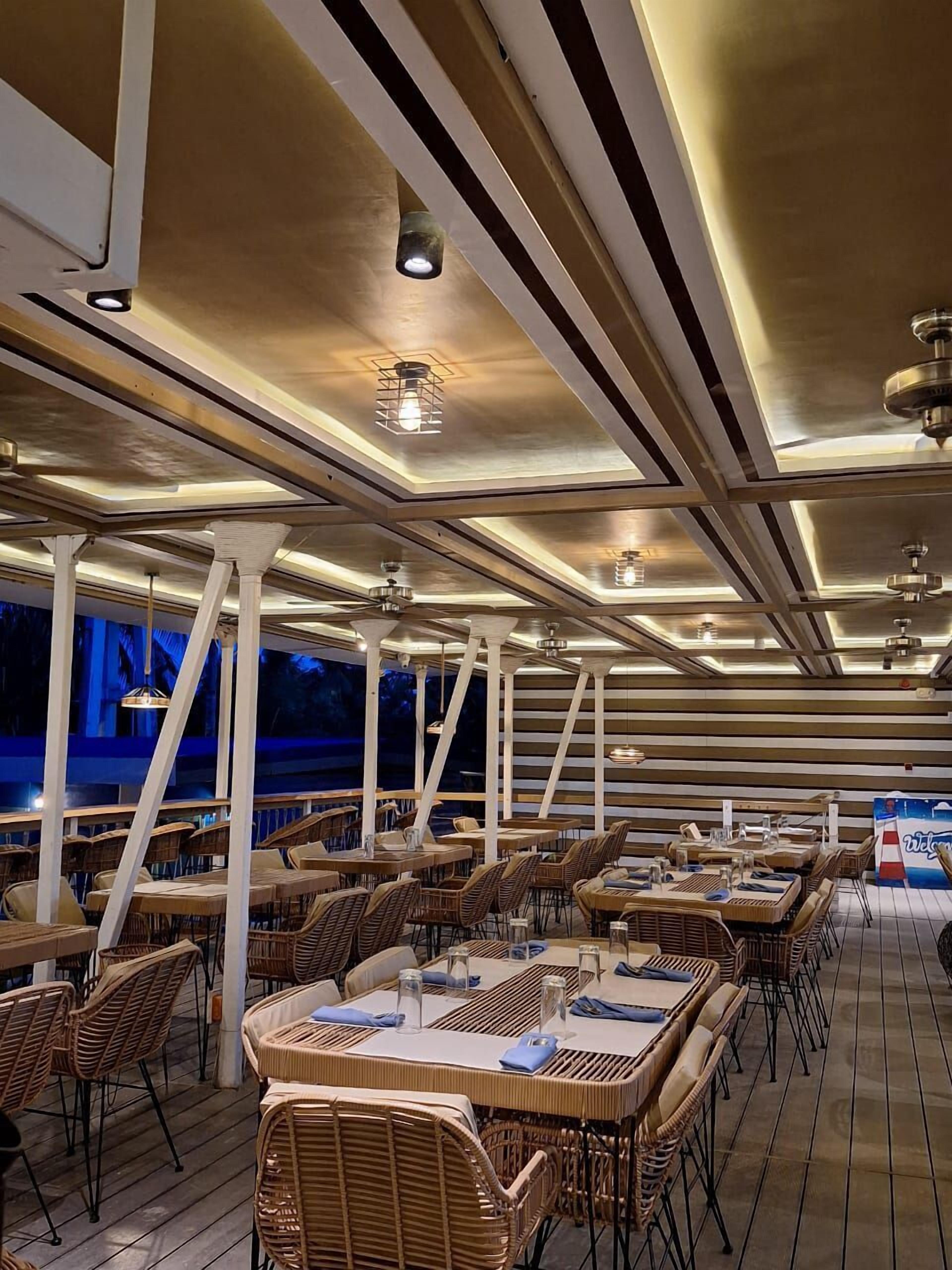 Breakfast, lunch served; local and international cuisine, sea views 