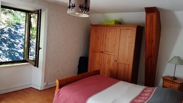 3 chambres, fer et planche Ă repasser, lit parapluie, draps fournis