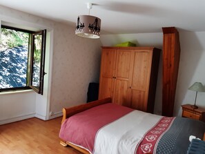 3 chambres, fer et planche à repasser, lit parapluie, draps fournis