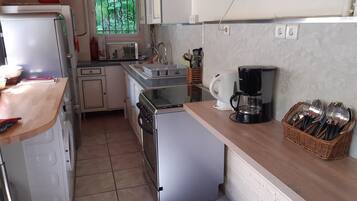 Een koelkast, een microgolfoven, een oven, een kookplaat