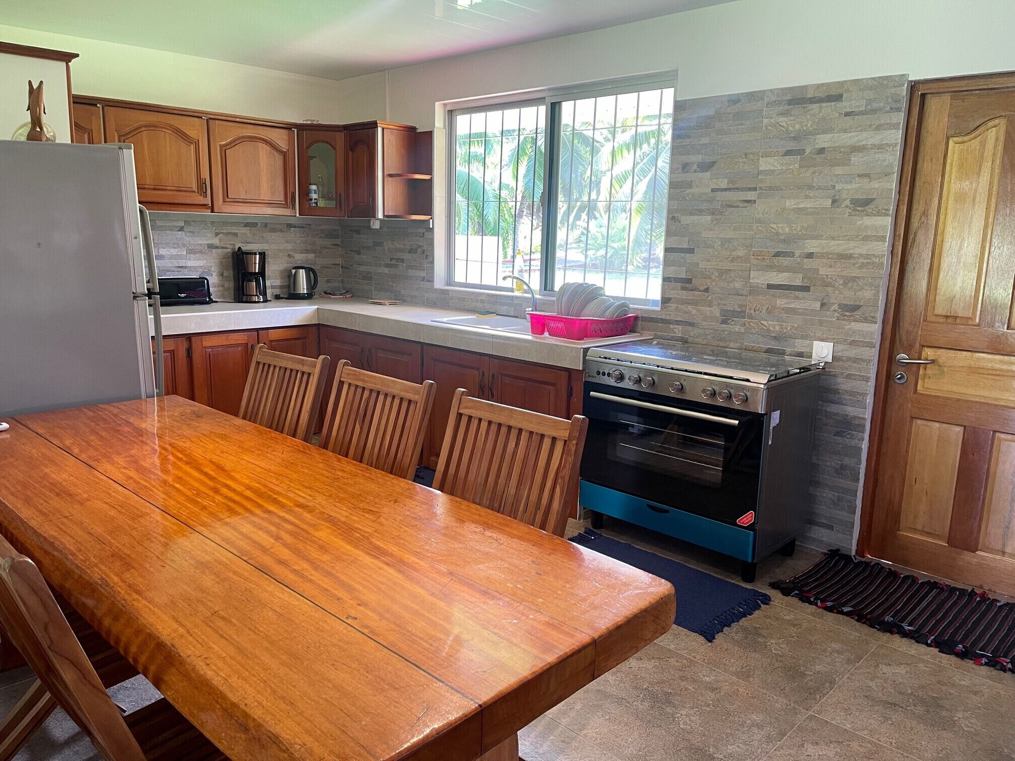 Refrigerador, microondas, horno y cafetera y tetera 