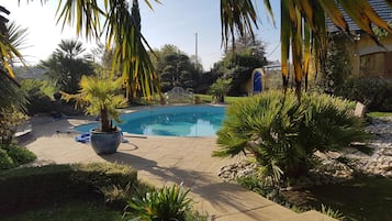 Een buitenzwembad en een verwarmd zwembad