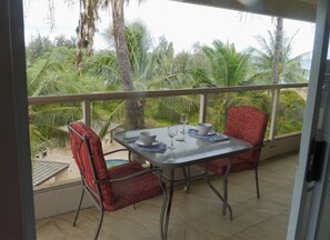 Outdoor dining - Ocean, mountain, pool views. Best location at The Banyan. Across from Kam2 beach (Kihei)