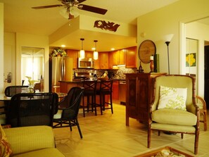 Interior - Ocean, mountain, pool views. Best location at The Banyan. Across from Kam2 beach (Kihei)