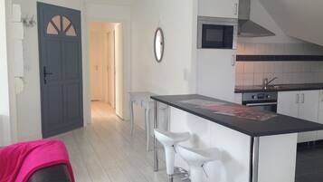 Refrigerador, microondas, horno, placa de cocina