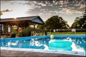 季節性室外游泳池，開放時間為 10:00 至 22:00，提供泳池遮陽傘和日光浴躺椅