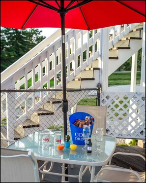 季節性室外游泳池，開放時間為 10:00 至 22:00，提供泳池遮陽傘和日光浴躺椅