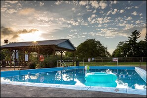 Seasonal outdoor pool, open 10 AM to 10 PM, pool umbrellas - Marina Inn & Event Center (Branson)