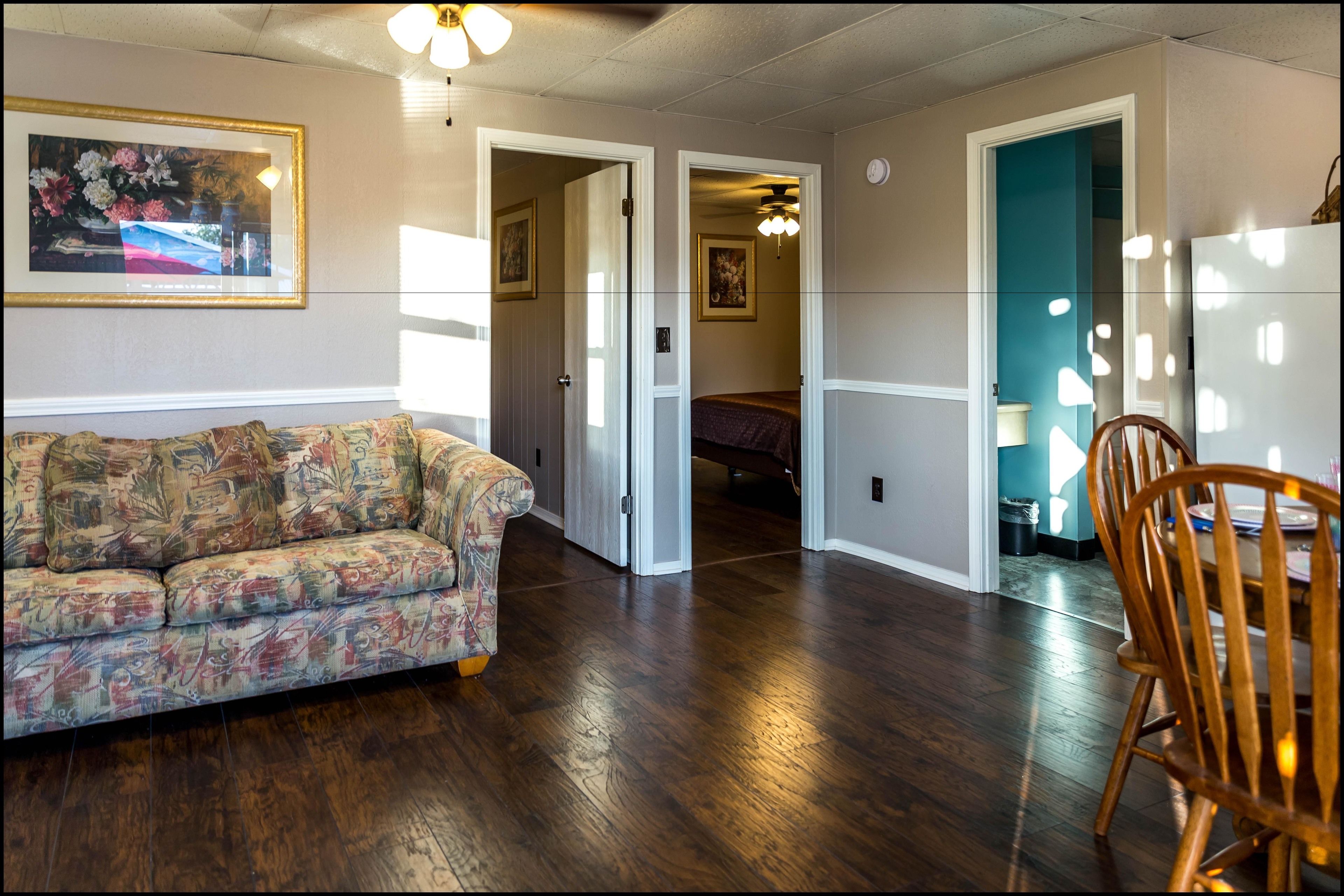 Family Apartment, 2 Bedrooms, Patio, Poolside | Ruang tamu | 32 inci televisyen skrin rata dengan kabel, TV 