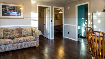 Family Apartment, 2 Bedrooms, Patio, Poolside | Ruang tamu | 32 inci televisyen skrin rata dengan kabel, TV