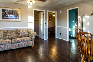 家庭公寓, 2 間臥室, 庭院, 池畔 | 起居區 | 32-吋平面電視、有線頻道、電視