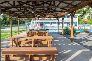 BBQ/picnic Area - Marina Inn & Event Center (Branson)