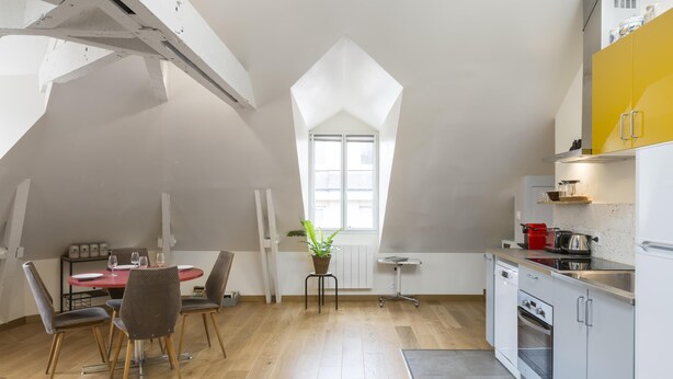 A compact kitchen with a dining area, a window, and a plant. - Odorico - En centre-ville, proche gare (Rennes)