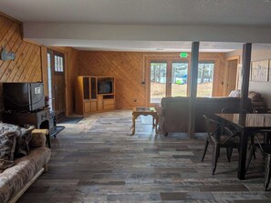 Un intérieur en bois avec un canapé, un téléviseur et un coin repas.