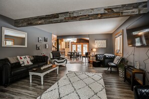 テレビ、暖炉、書庫