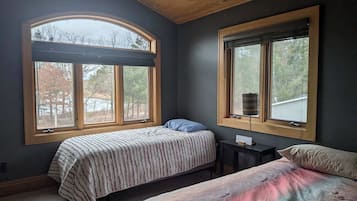 7 bedrooms, desk, WiFi, bed sheets