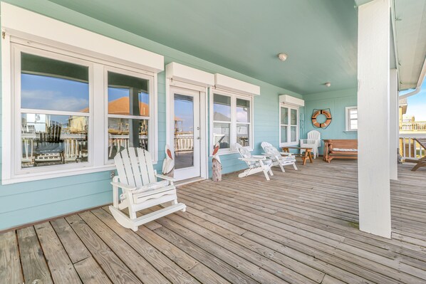 Terrace/patio - Out of the Blue - 5 Bedroom + Loft - 3 Bathroom - Sleeps 21 (Port Bolivar)