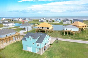 Exterior - Out of the Blue - 5 Bedroom + Loft - 3 Bathroom - Sleeps 21 (Port Bolivar)