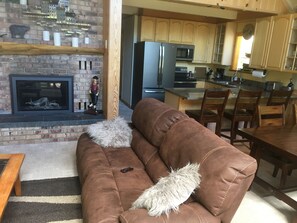 Een televisie, een open haard, een dvd-speler en boeken