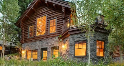 Abode at Moosehead Cabin, walk to skiing, hot tub