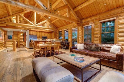 Abode at Moosehead Cabin, walk to skiing, hot tub