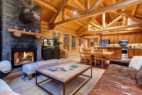 Abode at Moosehead Cabin, walk to skiing, hot tub
