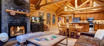 Abode at Moosehead Cabin, walk to skiing, hot tub