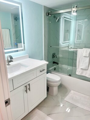 Combined shower/bathtub, hair dryer, towels