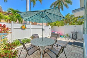 Outdoor dining - JUST REMODELED AND UPDATED CHIC BEACH HOUSE 56 STEPS 2 BEACH WPrivate patio  (Indian Shores)
