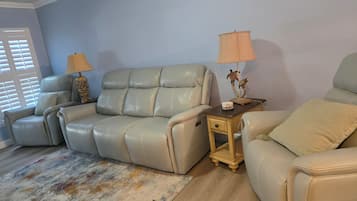 Smart TV, lettore DVD, videoteca, impianto stereo