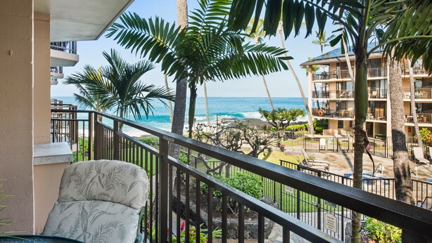 A balcony with a view of the ocean and palm trees. - Beautiful 2 bedroom Ocean Front Building 1 at Kona Makai. (Kailua-Kona)