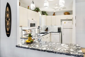 Réfrigérateur, four à micro-ondes, un four, surface de cuisson